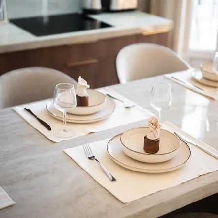 Luxueux, Spacieux Dans Le Quartier Du Port *